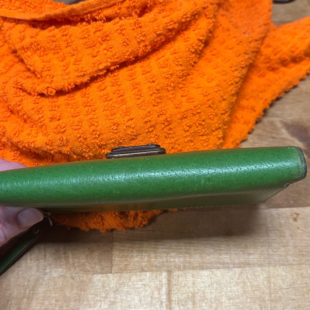 “” SOLD” 



Kate Spade Vibrant Green Wallet - Picture 13 of 13